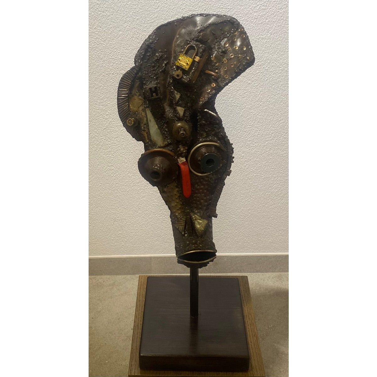 Daniel Bamigbade (Beninas) | Kaukė / Mask | Geležis, smulkūs rasti metaliniai objektai, H:65