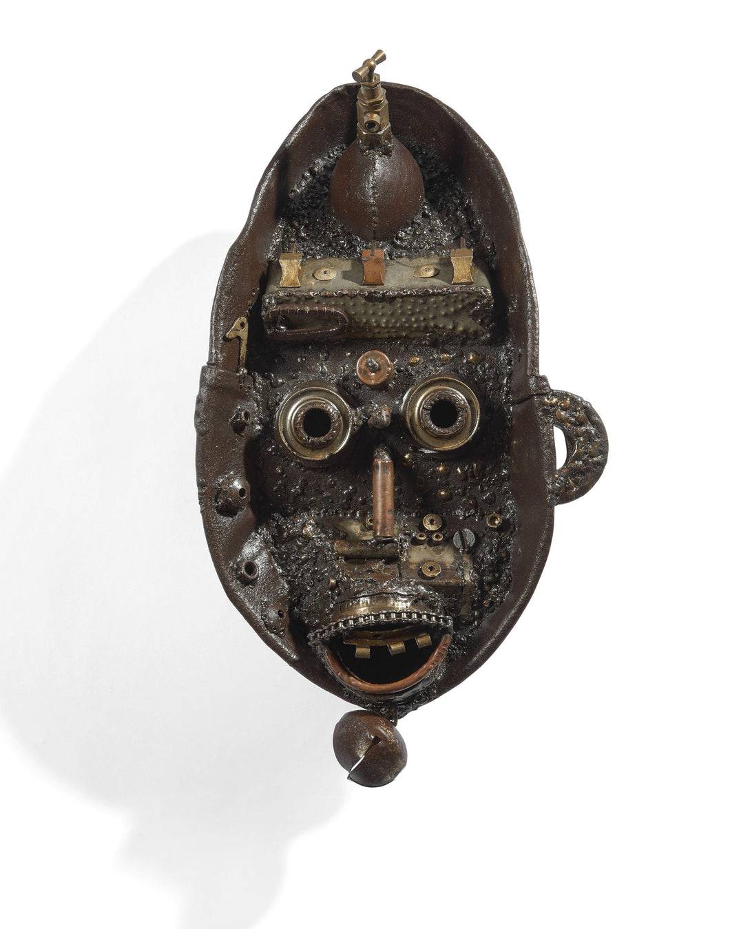 Daniel Bamigbade (Beninas)<br>MASK<br>Geležis, smulkūs rasti metaliniai objektai, 46x26x15