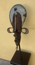 Load image into Gallery viewer, Daniel Bamigbade (Beninas)&lt;br&gt;Kaukė / Mask&lt;br&gt;Geležis, smulkūs rasti metaliniai objektai, H:55