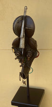 Load image into Gallery viewer, Daniel Bamigbade (Beninas)&lt;br&gt;Kaukė / Mask&lt;br&gt;Geležis, smulkūs rasti metaliniai objektai, H:60