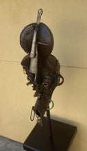 Load image into Gallery viewer, Daniel Bamigbade (Beninas)&lt;br&gt;Kaukė / Mask&lt;br&gt;Geležis, smulkūs rasti metaliniai objektai, H:60