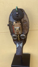 Load image into Gallery viewer, Daniel Bamigbade (Beninas)&lt;br&gt;Kaukė / Mask&lt;br&gt;Geležis, smulkūs rasti metaliniai objektai, H:51