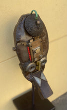 Load image into Gallery viewer, Daniel Bamigbade (Beninas)&lt;br&gt;Kaukė / Mask&lt;br&gt;Geležis, smulkūs rasti metaliniai objektai, H:51