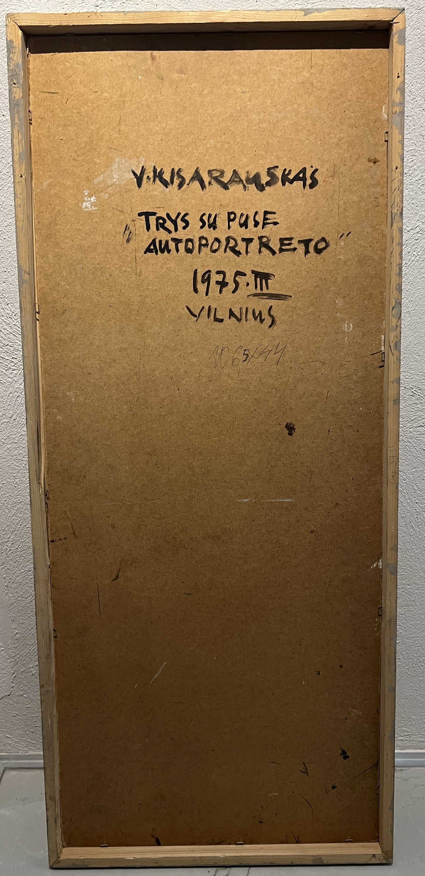 Vincas Kisarauskas | Trys su puse autoportreto, 1975 | Aliejus, kartonas, 106,5x44 (109,5x47)