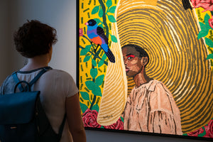 Daniel Gyekyi Gyan (Ghana)<br>Po kepure / Under the Hat, 2022<br>Drobė, akrilas, 128 × 128 cm