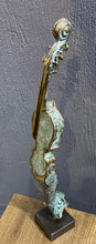 Load image into Gallery viewer, Christian Nowaczyk&lt;br&gt;Moteris smuikas&lt;br&gt;Bronza, stiklo kristalai, H 51,5